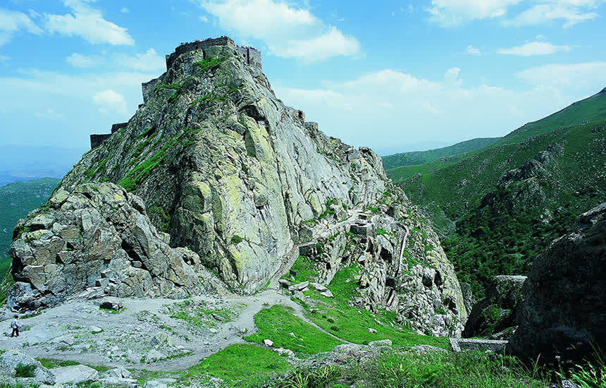 کوه سرسبزی که قلعه بابک روی آن واقع شده‌است. 